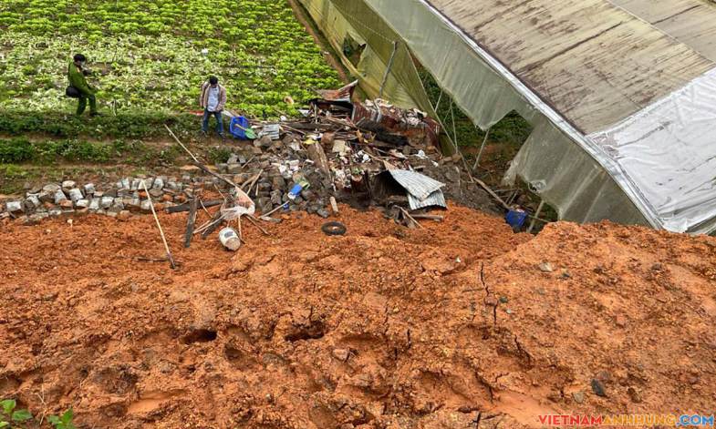 Bốn người bị đất vùi khi trú mưa