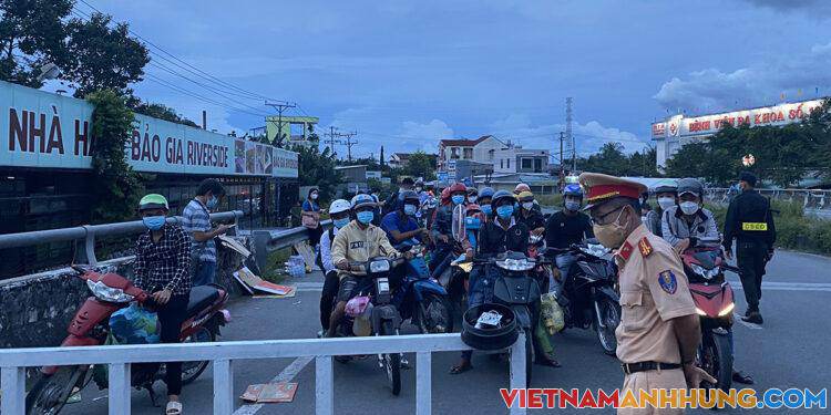 Cảnh sát Hậu Giang dẫn đường cho gần 1.000 người về quê