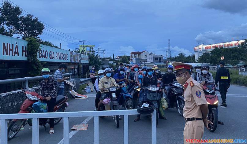 Cảnh sát Hậu Giang dẫn đường cho gần 1.000 người về quê