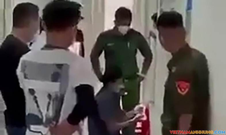 Cảnh sát phá cửa, cưỡng chế người dân xét nghiệm Covid-19