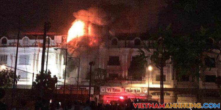 Cháy bốn biệt thự liền kề