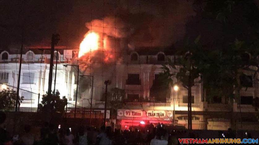 Cháy bốn biệt thự liền kề