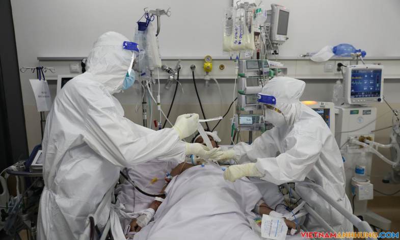 Chủ tịch nước đề nghị đãi ngộ ‘xứng đáng’ với y, bác sĩ chống dịch