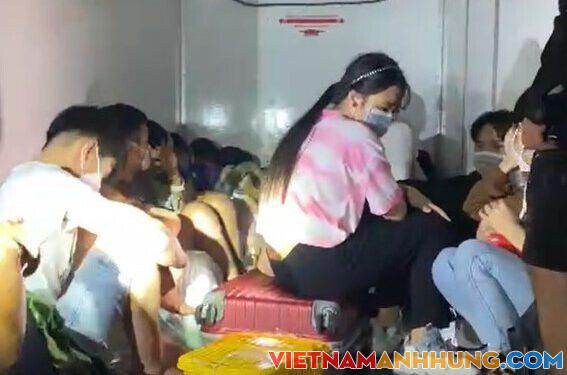 Chuyến về quê của 15 người ngồi trong xe đông lạnh