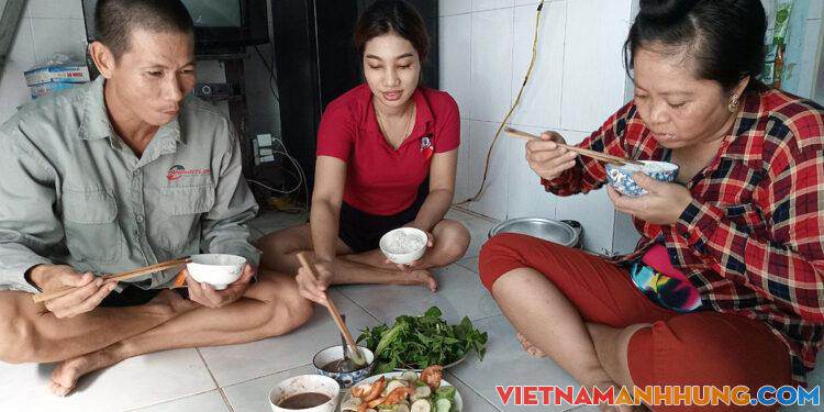 Công nhân mất việc mòn mỏi chờ hỗ trợ