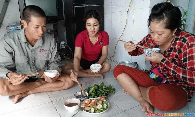 Công nhân mất việc mòn mỏi chờ hỗ trợ