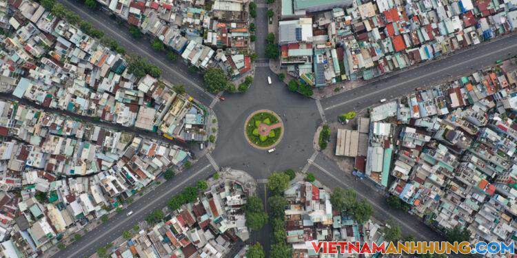 Covid 24h: TP HCM kéo dài giãn cách, Hà Nội xem xét nới lỏng