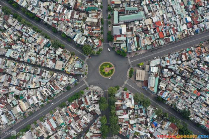 Covid 24h: TP HCM kéo dài giãn cách, Hà Nội xem xét nới lỏng