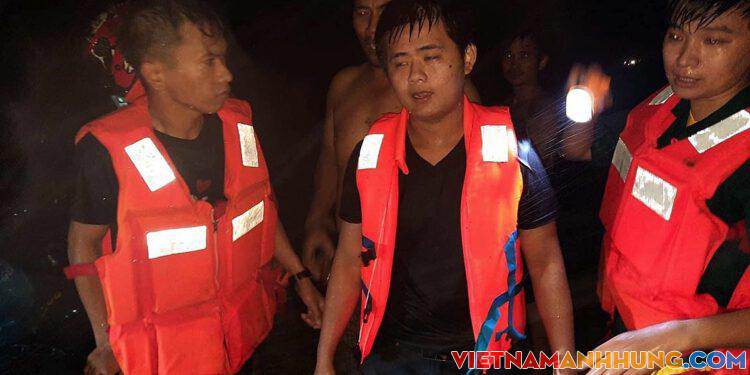 Cứu hai thanh niên bị lũ cuốn