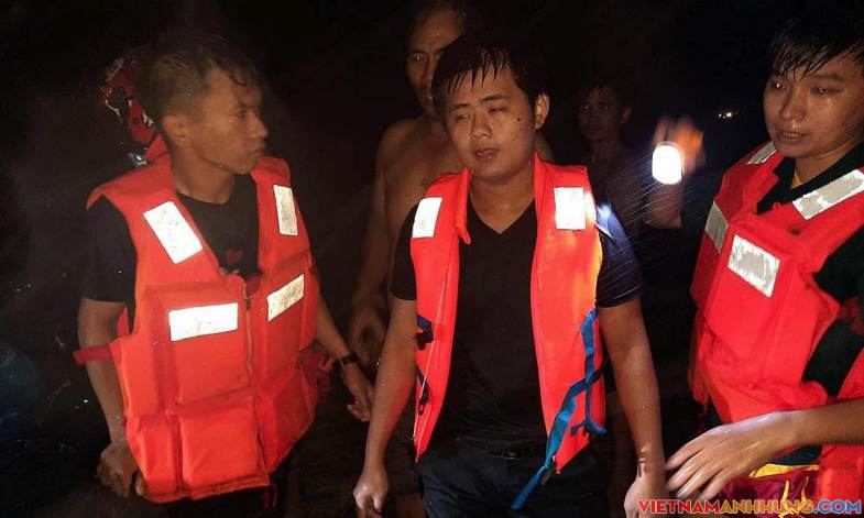 Cứu hai thanh niên bị lũ cuốn