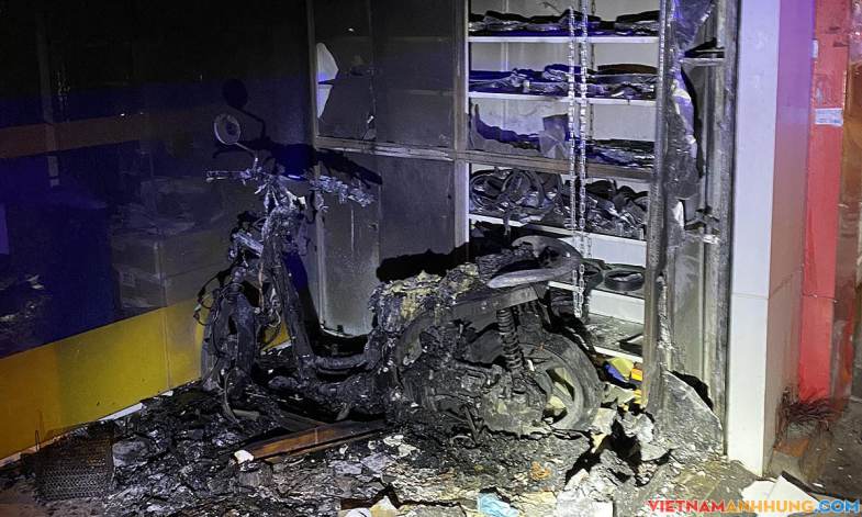 Cứu vợ chồng trong căn nhà cháy