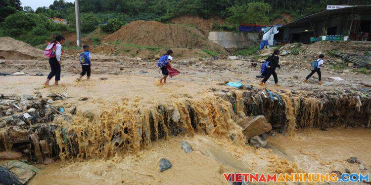 Đường sạt lở khẩn cấp gần một năm chưa được sửa chữa