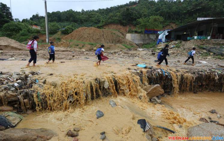 Đường sạt lở khẩn cấp gần một năm chưa được sửa chữa