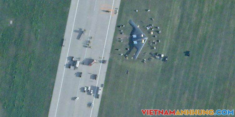 Hạ cánh lỗi trượt khỏi đường băng, siêu tàng hình B-2 của Mỹ hư hỏng