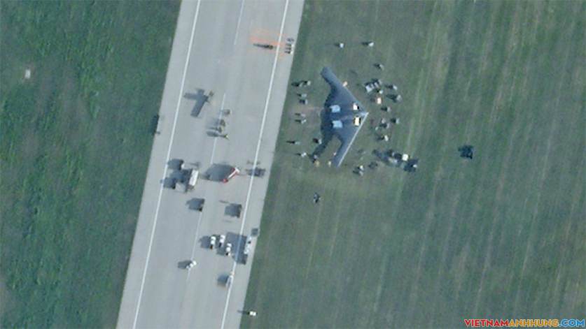 Hạ cánh lỗi trượt khỏi đường băng, siêu tàng hình B-2 của Mỹ hư hỏng