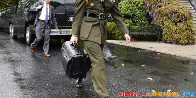 Hé lộ góc khuất về nút hạt nhân ‘không thể đảo ngược’ của Tổng thống Mỹ