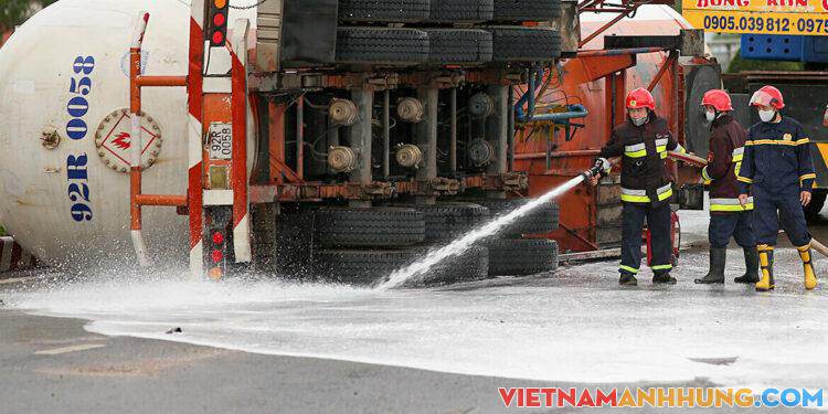 Hơn 100 cảnh sát cứu xe bồn chở 20 tấn gas bị lật