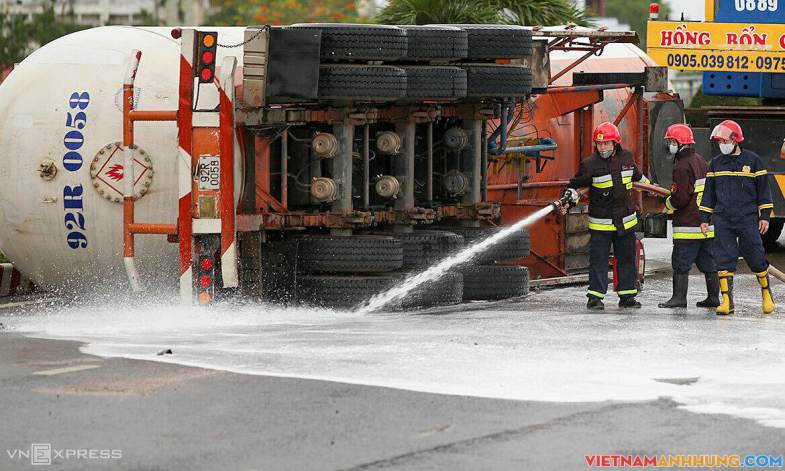Hơn 100 cảnh sát cứu xe bồn chở 20 tấn gas bị lật