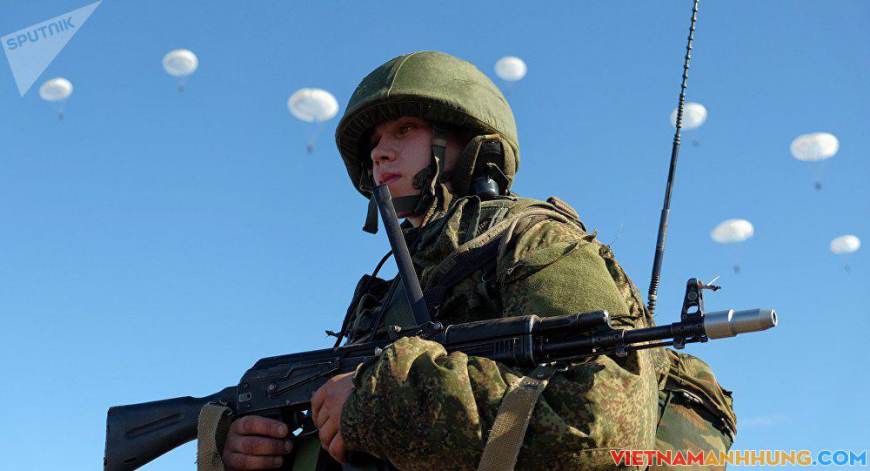 Lính dù Nga luyện đổ bộ đường không ban đêm