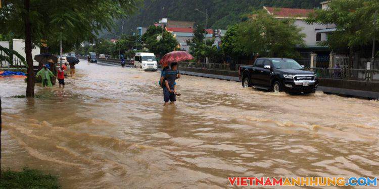 Mưa lớn gây chia cắt quốc lộ 18A