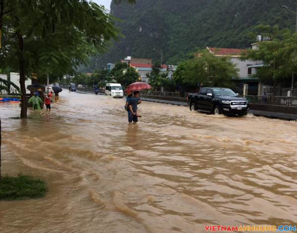 Mưa lớn gây chia cắt quốc lộ 18A