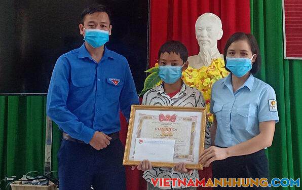 Nam sinh lớp 7 cứu bé gái bị lũ cuốn