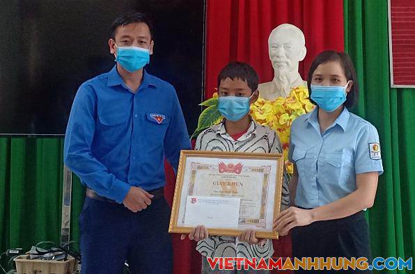 Nam sinh lớp 7 cứu bé gái bị lũ cuốn