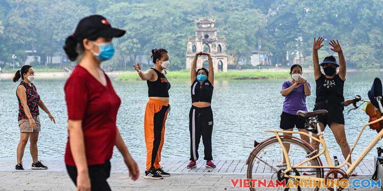 Người Hà Nội đổ ra đường tập thể dục