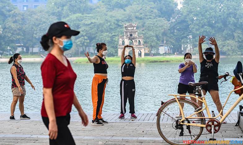 Người Hà Nội đổ ra đường tập thể dục