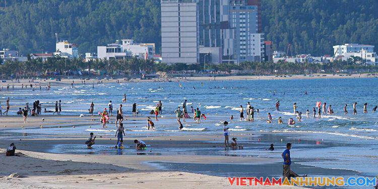 Người dân Đà Nẵng được tắm biển trở lại