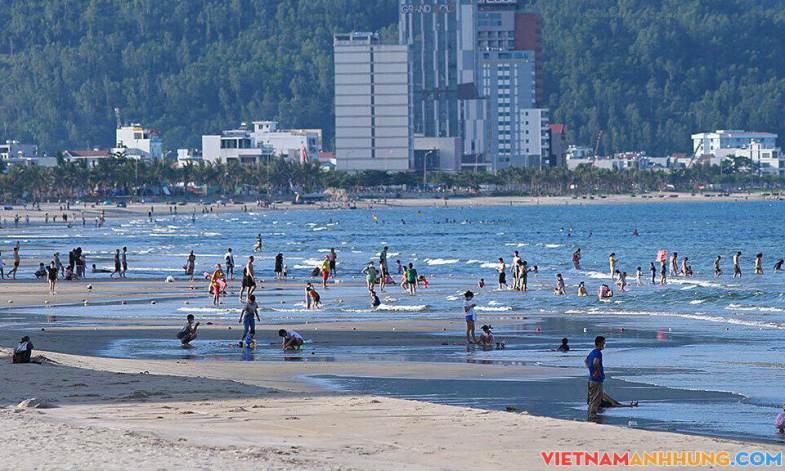 Người dân Đà Nẵng được tắm biển trở lại