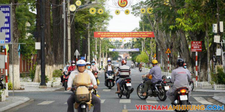 Người dân đổ ra đường ngày đầu Long An nới lỏng giãn cách