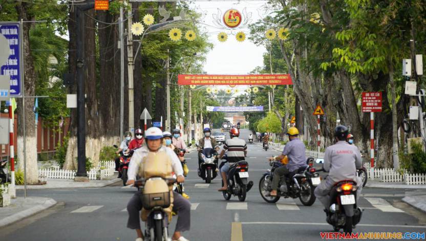 Người dân đổ ra đường ngày đầu Long An nới lỏng giãn cách