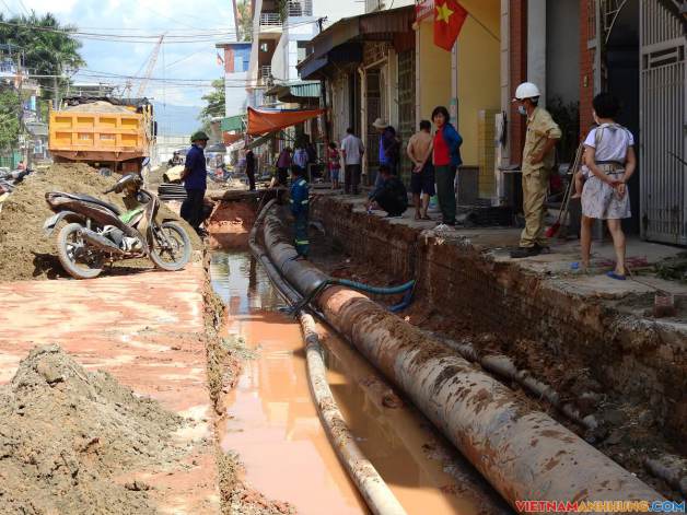 Người dân sống khổ sở ở đoạn đường 750 m chậm tiến độ