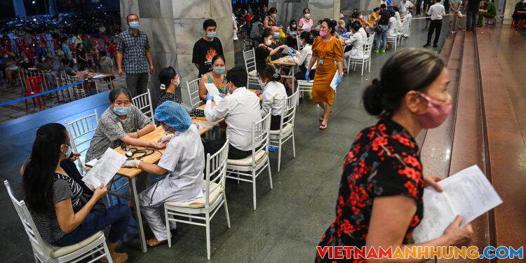 Người dân tiêm vaccine trong đêm