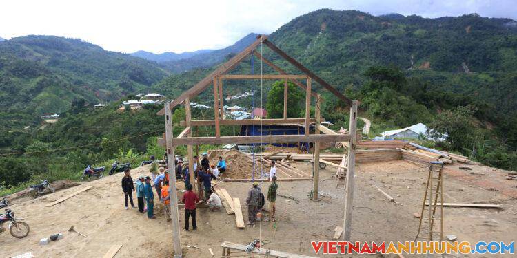 Người dân vùng sạt lở dựng nhà mới