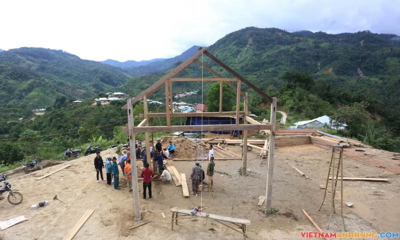 Người dân vùng sạt lở dựng nhà mới