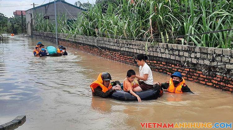 Nhiều hộ dân Nghệ An bị nước cô lập