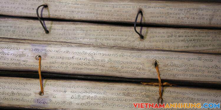 Những cuốn sách lá cổ của người Mày