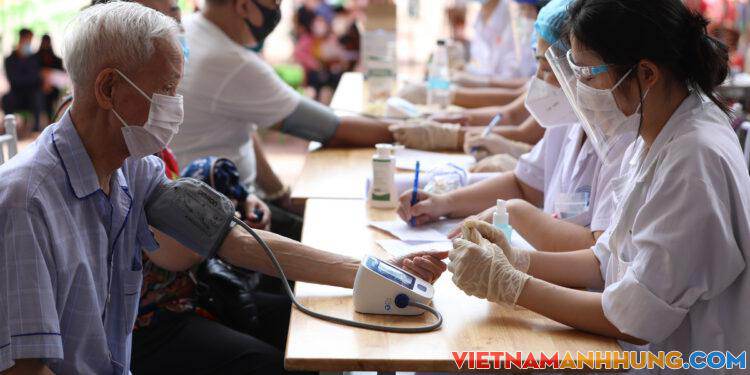 Phường đề nghị người dân ‘ký cam kết trách nhiệm’ nếu không tiêm vaccine