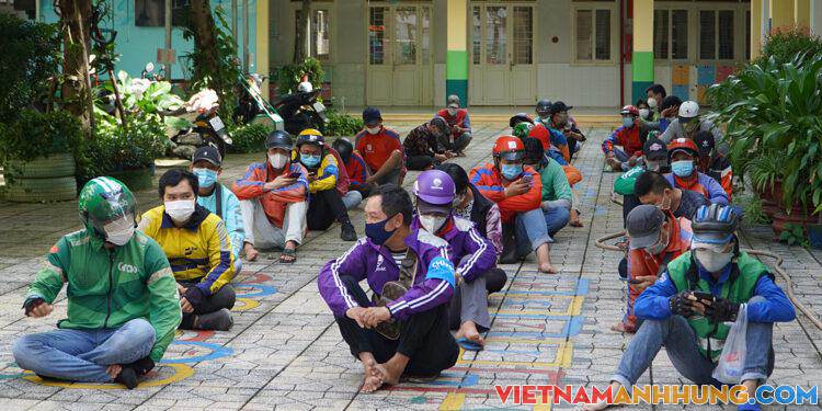 Quá tải xét nghiệm shipper ở các trạm y tế lưu động