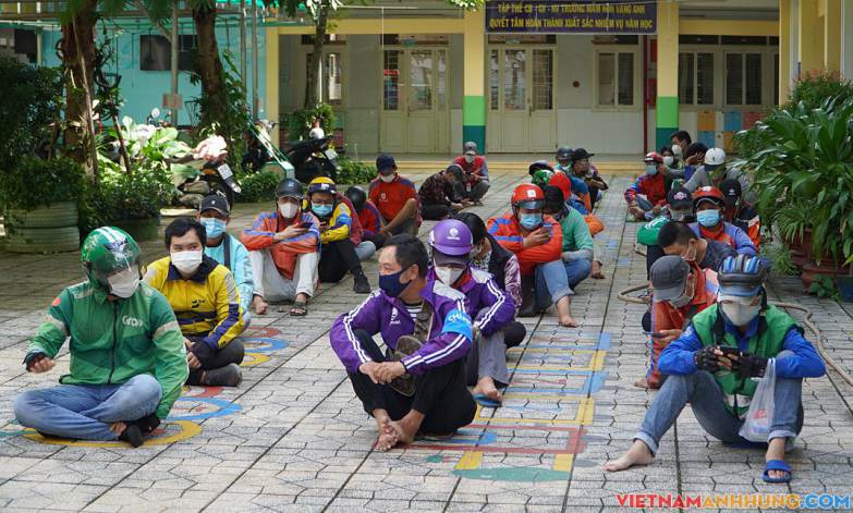 Quá tải xét nghiệm shipper ở các trạm y tế lưu động