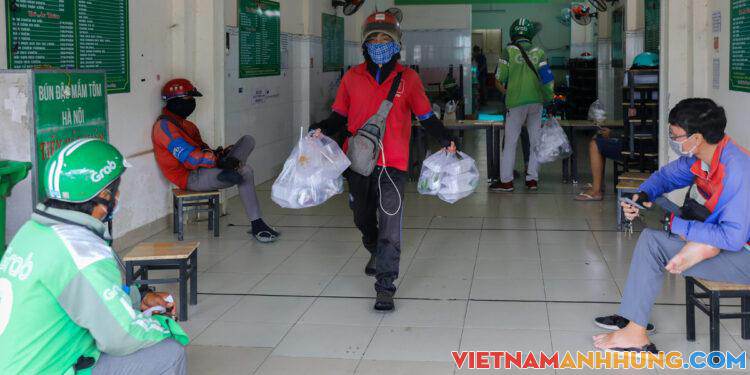 TP HCM trong ngày đầu thay đổi biện pháp chống dịch