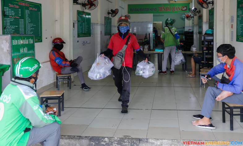 TP HCM trong ngày đầu thay đổi biện pháp chống dịch