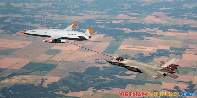 Xem máy bay không người lái Mỹ lần đầu tiếp liệu trên không cho tàng hình cơ F35