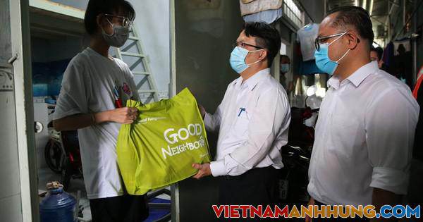 Trao 2.000 phần quà đến các khu nhà trọ, gia đình khó khăn vì Covid-19