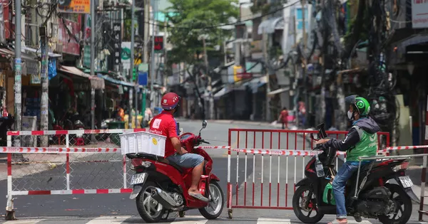 Người dân TP HCM mong chờ ngày tháo bớt các chốt chặn