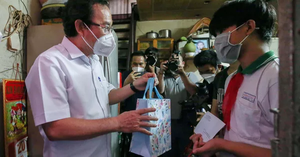 Bí thư Thành ủy TP HCM thăm trẻ mồ côi cha, mẹ vì Covid-19