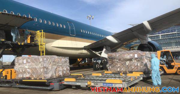 Trang thiết bị y tế chống dịch Covid-19 từ Singapore đến Việt Nam