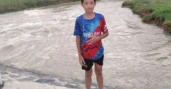 Nam sinh lớp 7 dũng cảm lao xuống dòng nước dữ cứu bé gái 9 tuổi